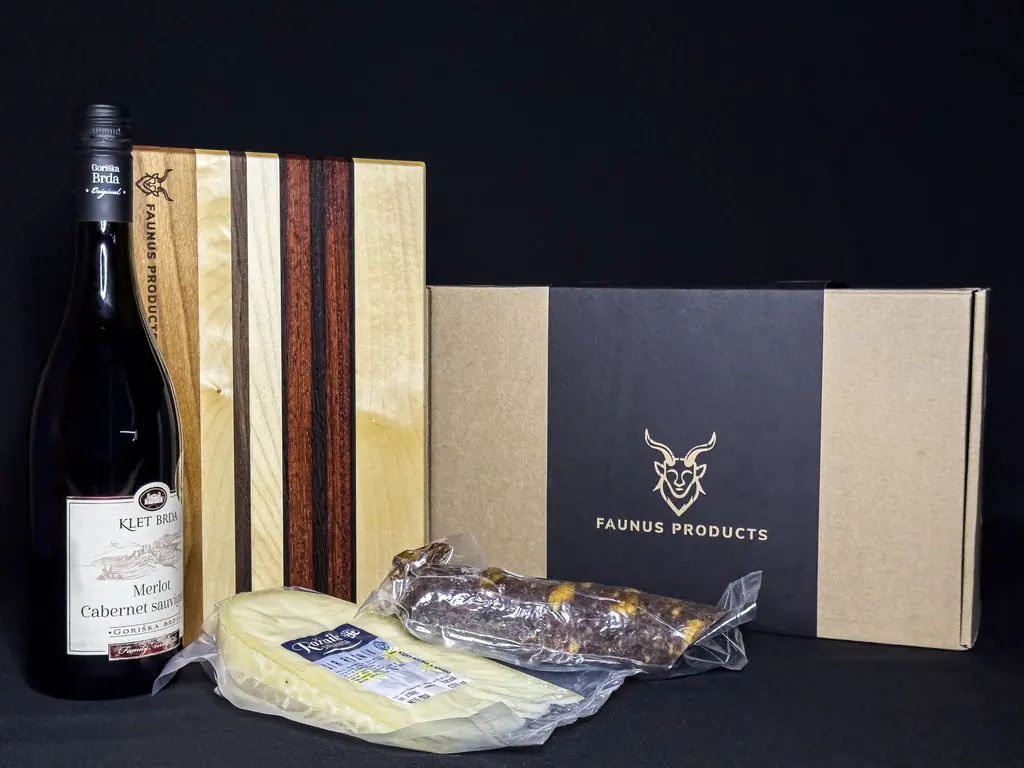 Darilni paket: lesena deska iz javorja in oreha, sir, salama in steklenica vina ob darilni škatli z logotipom